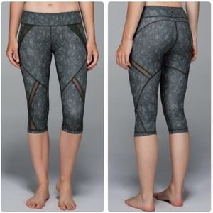 LULULEMON Cool To Street Crop Jazzy White Gator Green Leaf